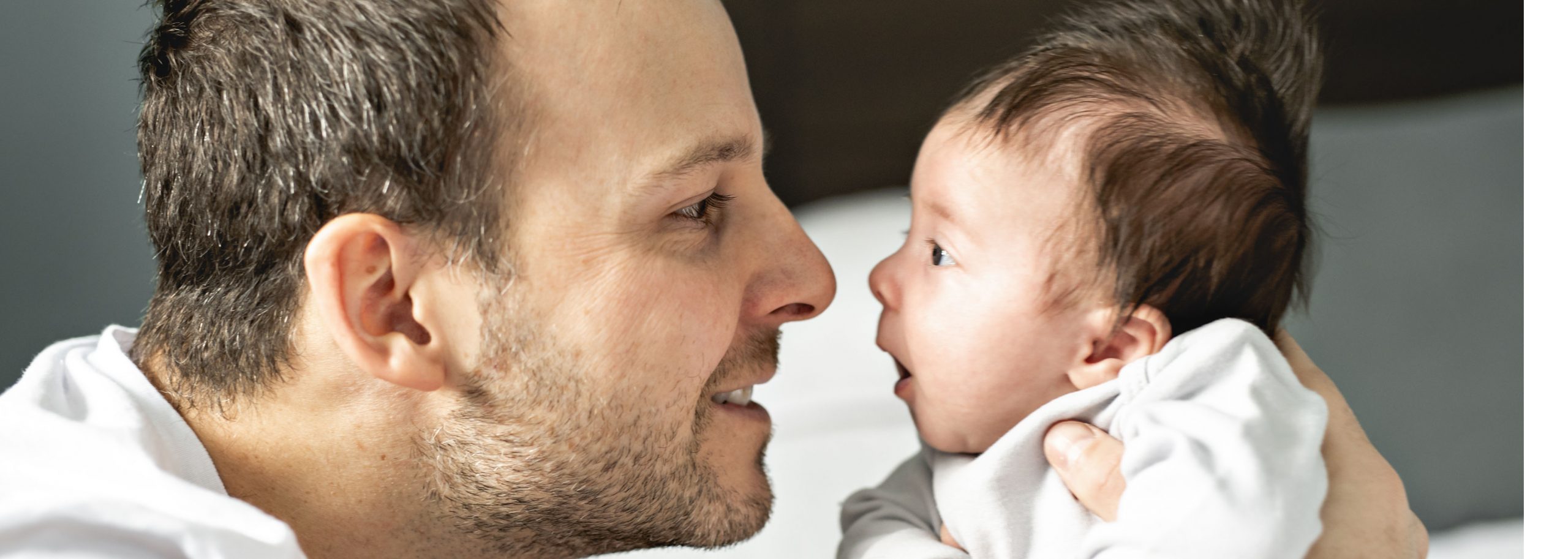 Vater mit seinem neugeborenen Schnurli Vater mit seinem neugeborenen Schnurli